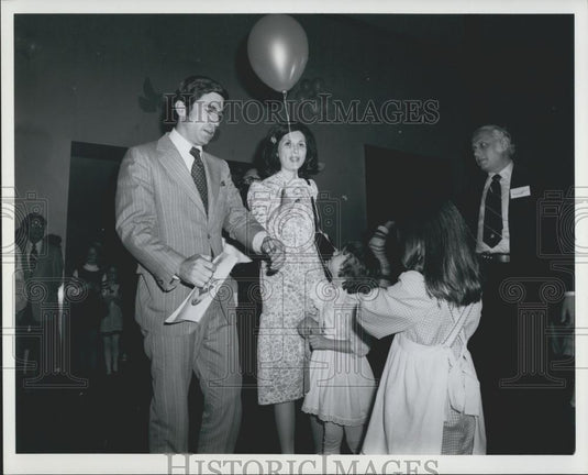 1976 Press Photo Lynda Bird & Charles Robb & daughters Lucinda & Cathy - Historic Images