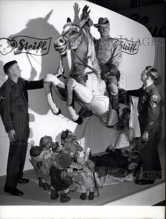 Press Photo Servicemen at the Roosevelt Monument - Historic Images