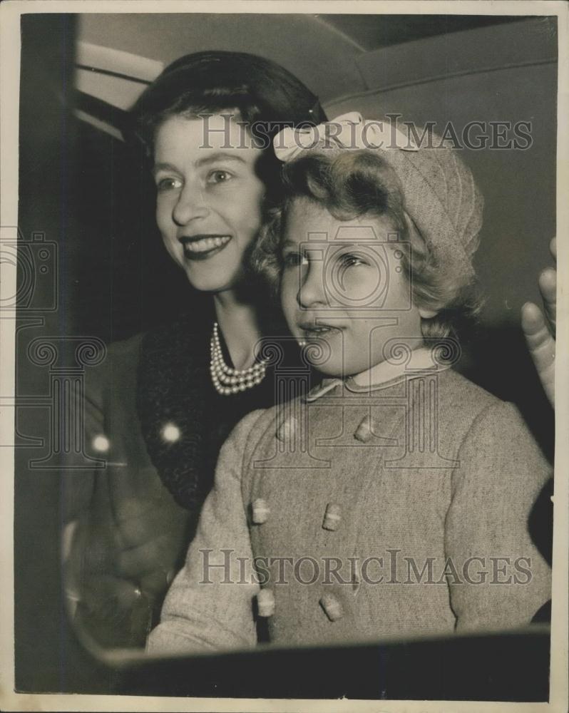 1957 Press Photo Queen &amp; Princess Anne Return From US - Historic Images