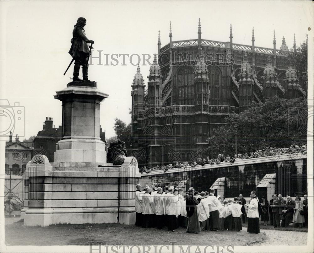 1952 Press Photo Annual Commemoration Service at the Cromwell statue - Historic Images