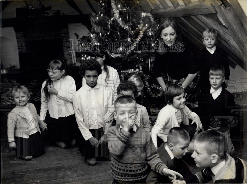 1970 Press Photo Little Orphans Guests at Princess Paola&#39;s Tea Party - Historic Images