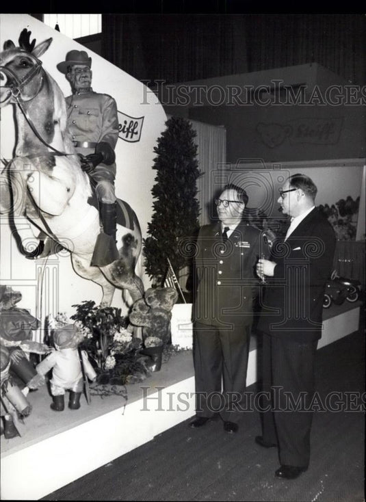 Press Photo two men at the Roosevelt Monument - Historic Images