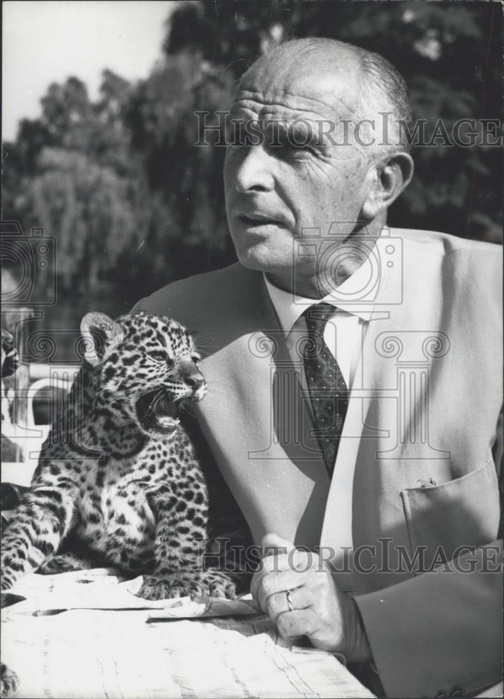 1961 Press Photo Dr. Bernhard Grzimek and leopard cub - KSC20489 - Historic Images