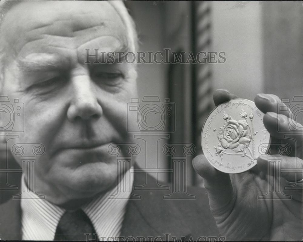 1977 Press Photo Phillip Spink Chairman of Spink &amp; Son Examines Jubilee Medal - Historic Images