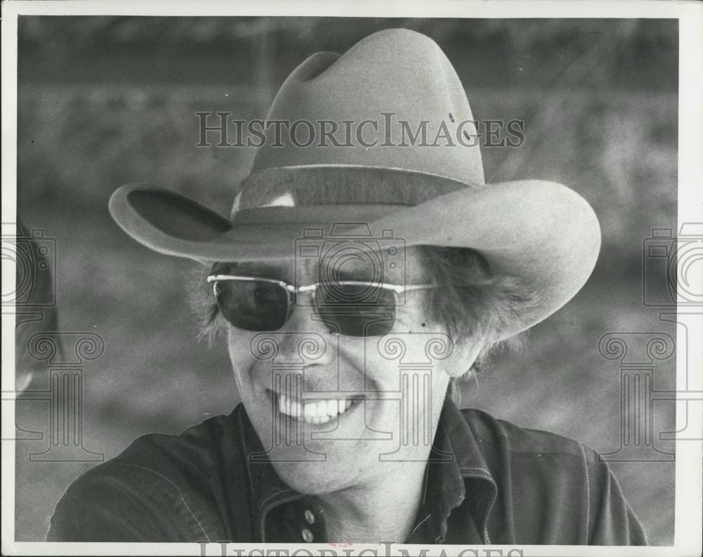 1972 Press Photo Lord Snowdon Watches Stock Branding In Australia - Historic Images