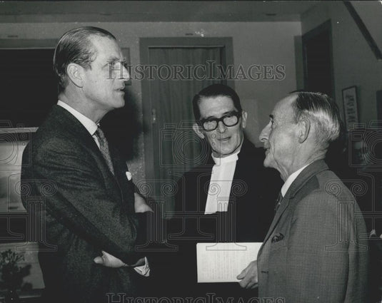 1971 Press Photo The Duke of Edinburgh shook hands with Mr. Tom Knott - Historic Images