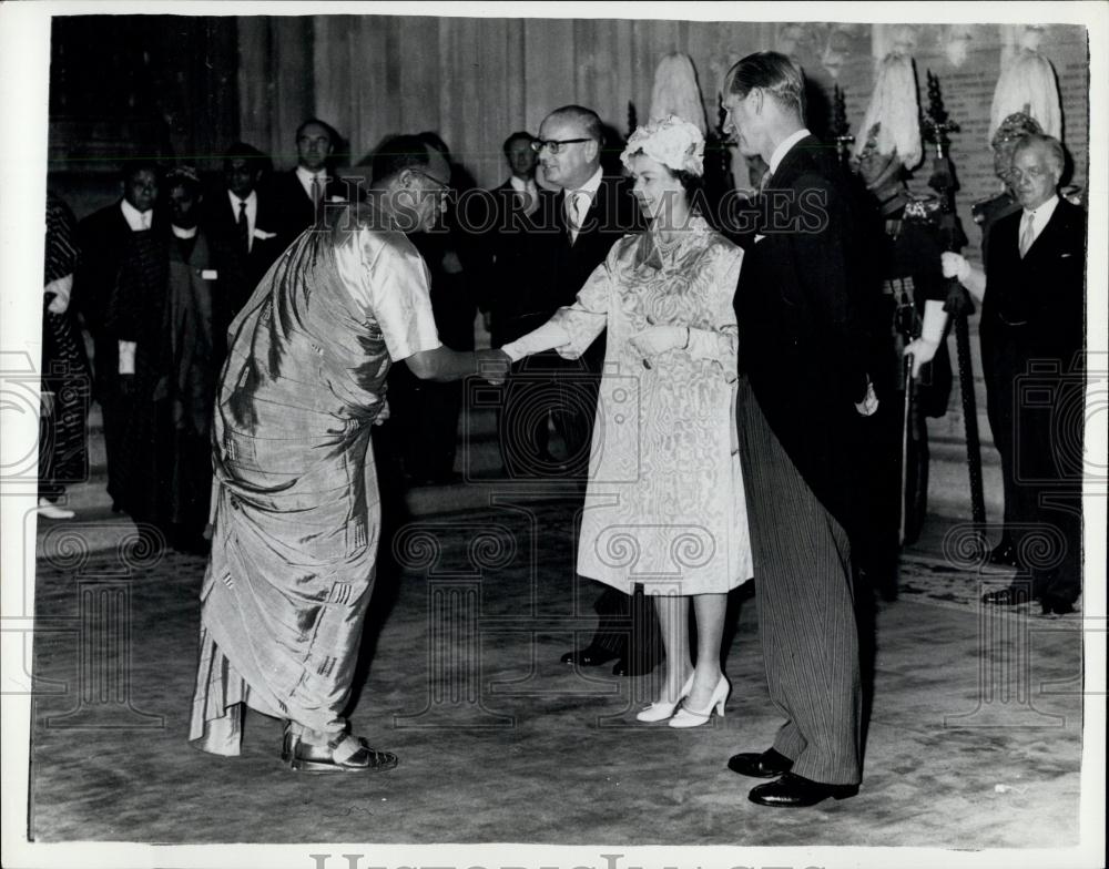 1961 Press Photo HM The Queen Greets the Hon. Dato&#39;Og Yoke Lin, Malayan Ministe - Historic Images