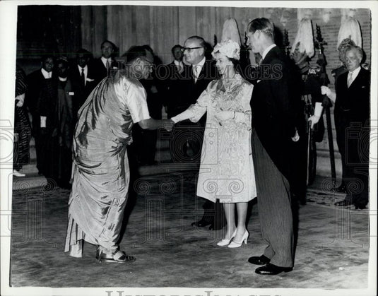 1961 Press Photo HM The Queen Greets the Hon. Dato'Og Yoke Lin, Malayan Ministe - Historic Images