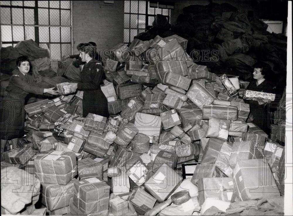 1958 Press Photo Mary Boyle, Dorothy Jeavons, Averil Moore sort postal parcels - Historic Images