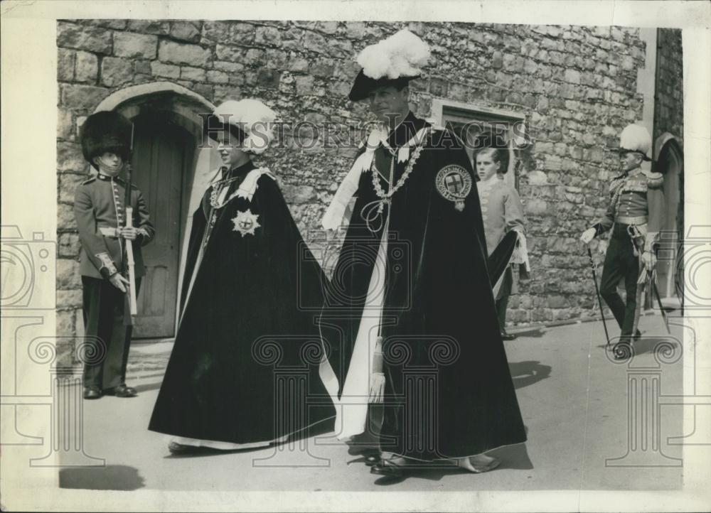 1957 Press Photo Queen Invests two new Knights of the Garter - Historic Images