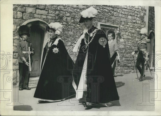 1957 Press Photo Queen Invests two new Knights of the Garter - Historic Images