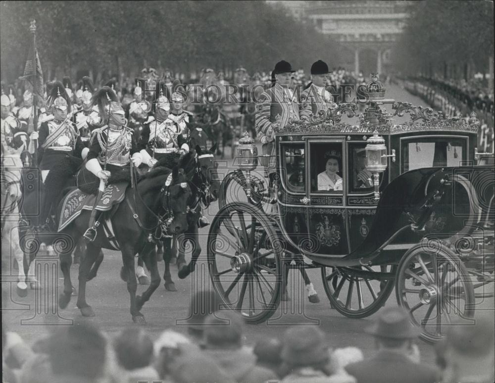 1962 Press Photo Queens Returns to Palace For Parliament Opening - Historic Images