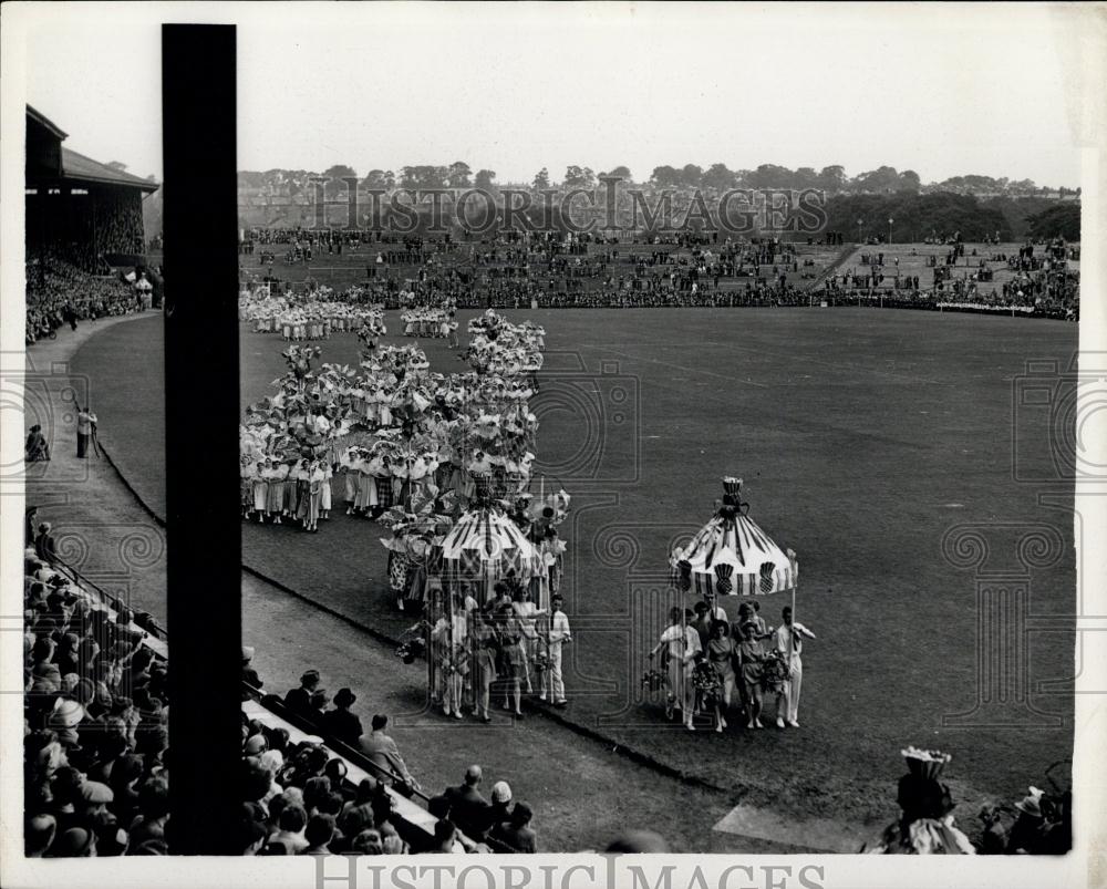 1953 Press Photo Queen Attends Murrayfield Displayin Scotland - Historic Images