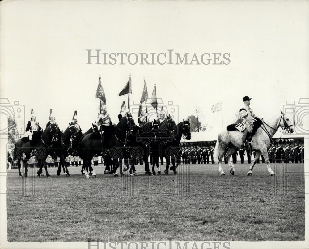 1953 Press Photo Queen presents new colours to Household Cavalry - Historic Images