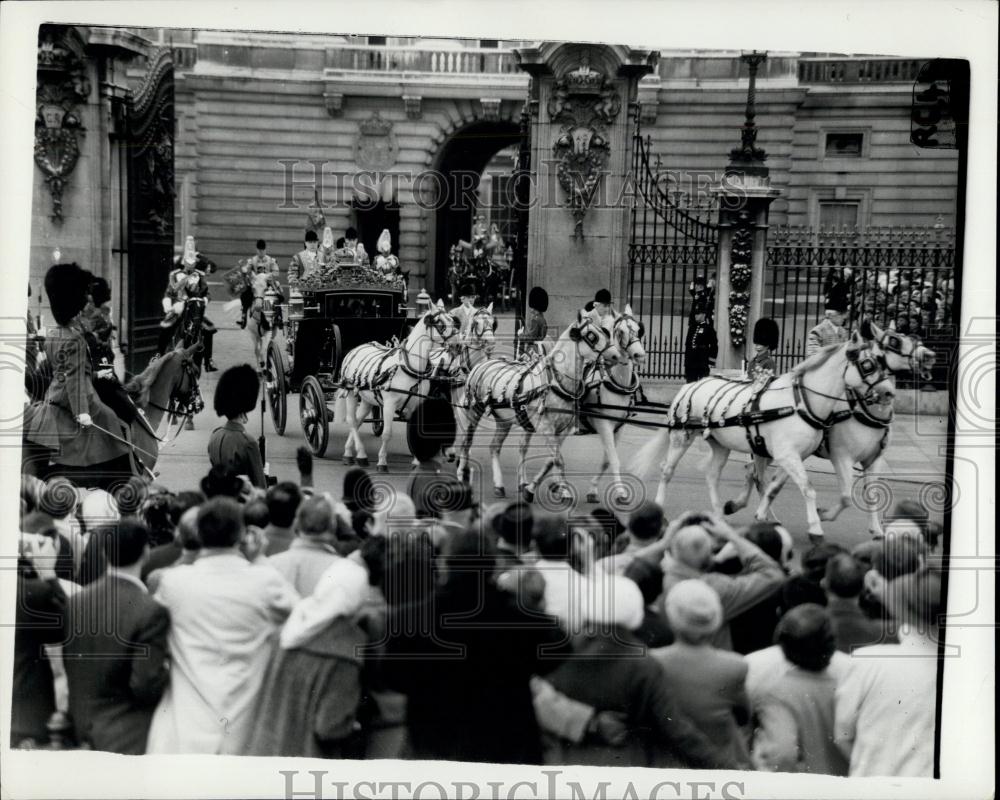 1961 Press Photo The Royal Carriage Leaving Buckingham Palace - Historic Images