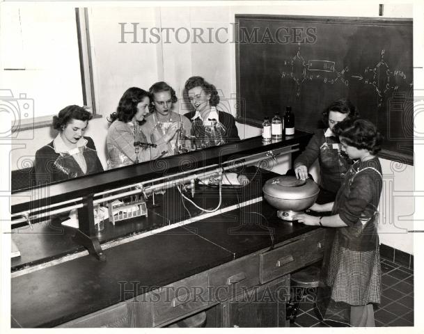 1944 Press Photo MERCY COLLEGE Chemistry Laboratory. - Historic Images