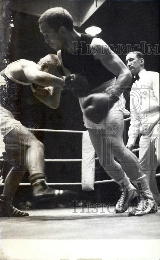 1960 Press Photo Kurt Millek receives heavy blow from Manfred Homberg - KSC30549 - Historic Images