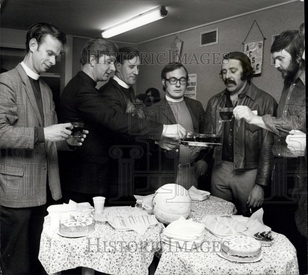 Press Photo Four members of the Newham Vicars team with two Publicans - Historic Images