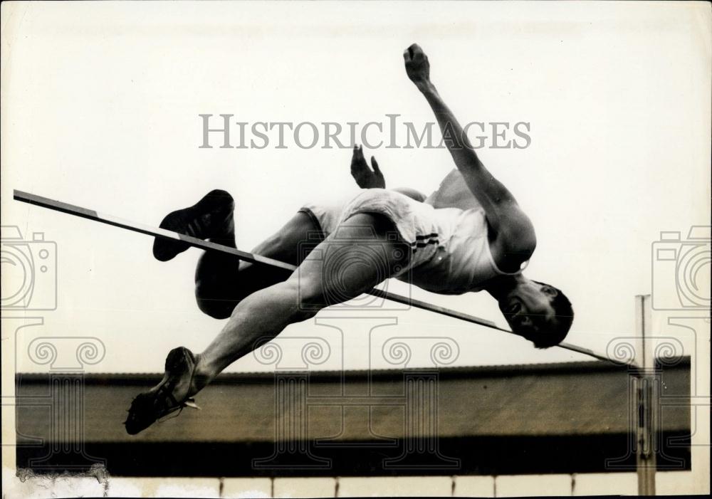 1962 Press Photo Japan's Kuniyoshi Sugioka clears the bar in high jump - Historic Images