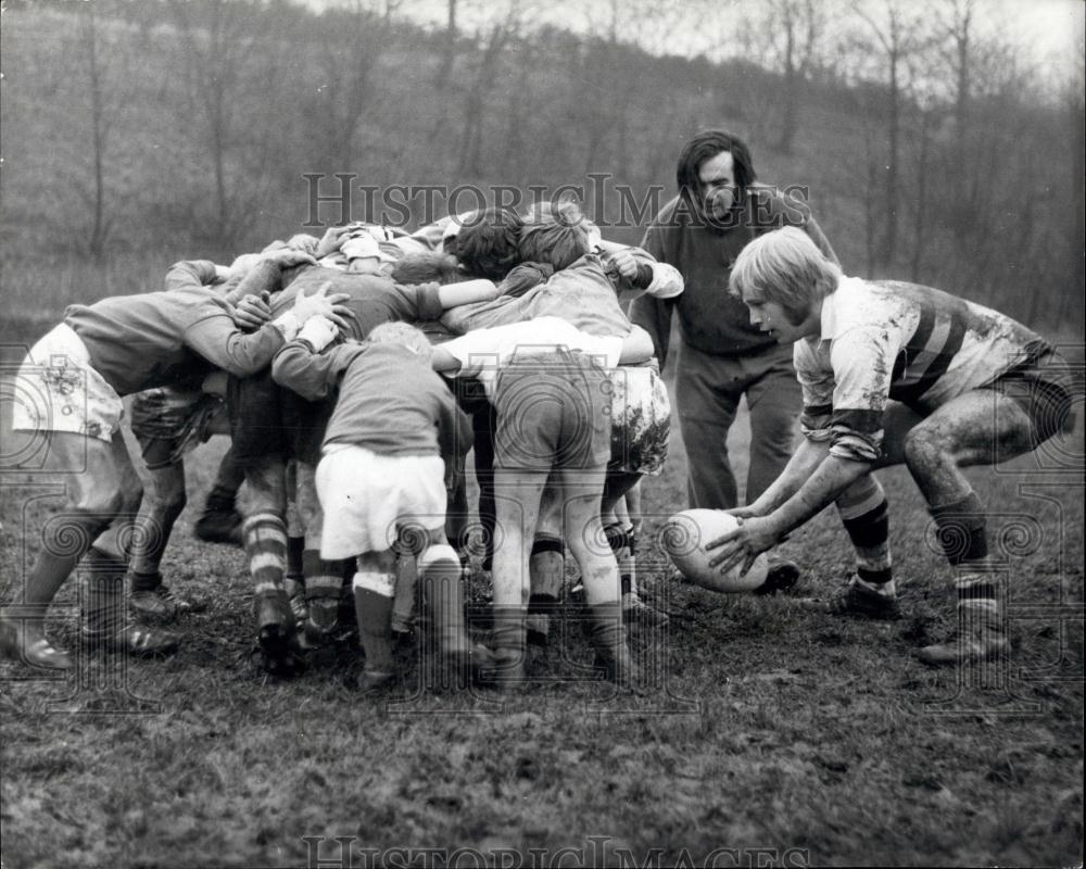 Press Photo Full-back Peter Fitton is about to put the ball in - Historic Images