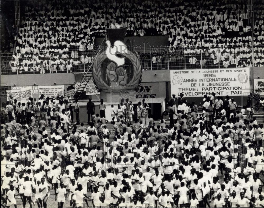1986 Press Photo 50,000 Gathered at Abidjan's City Stadium For First Earth Race - Historic Images