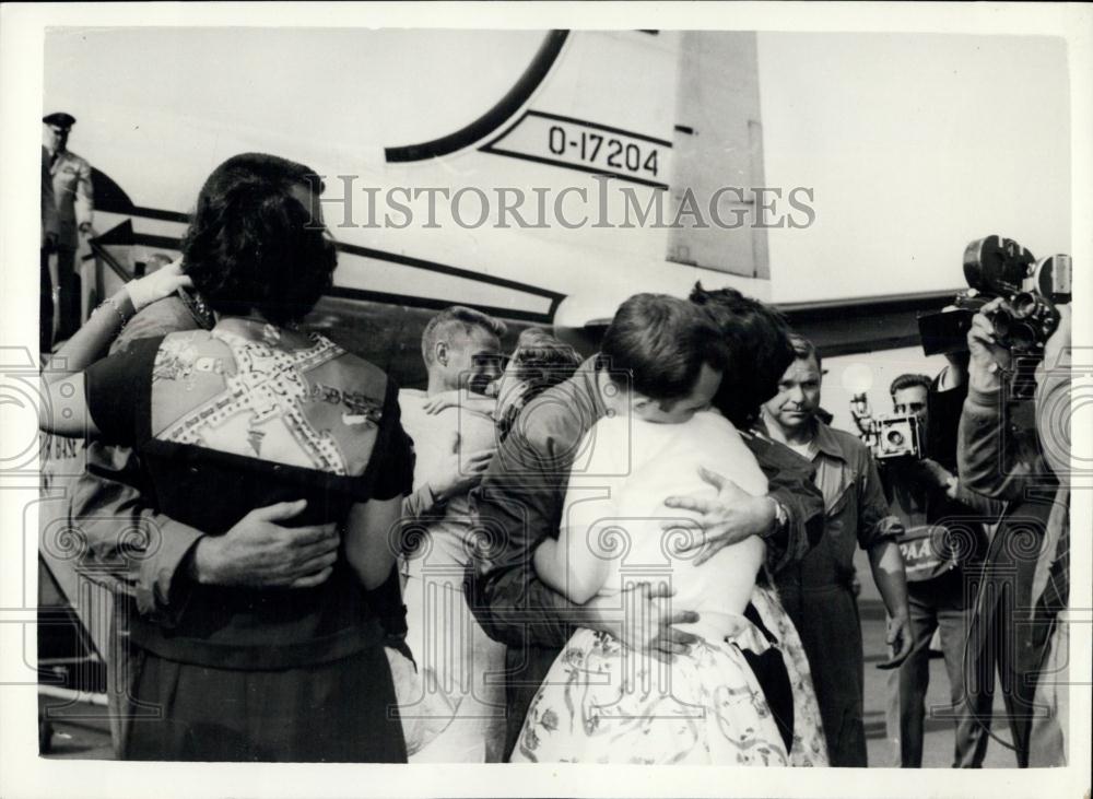 1958 Press Photo American Airmen Greeted By Wives After Release From Russia - Historic Images