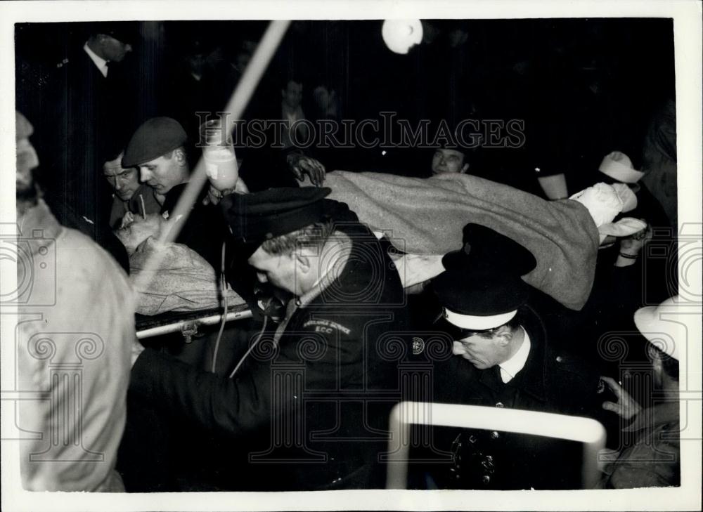 1958 Press Photo Victims being removed from 2 train crash scene - Historic Images