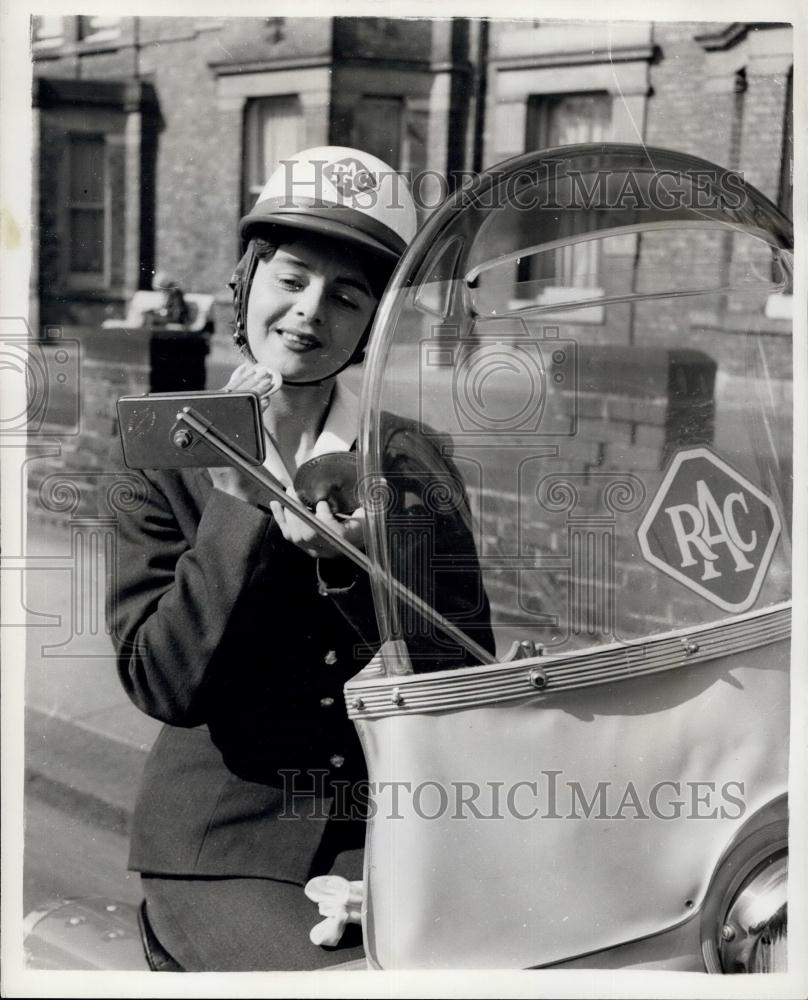 1960 Press Photo Mavis Parkinson one of the Royal Auto Club's corps of patrol - Historic Images