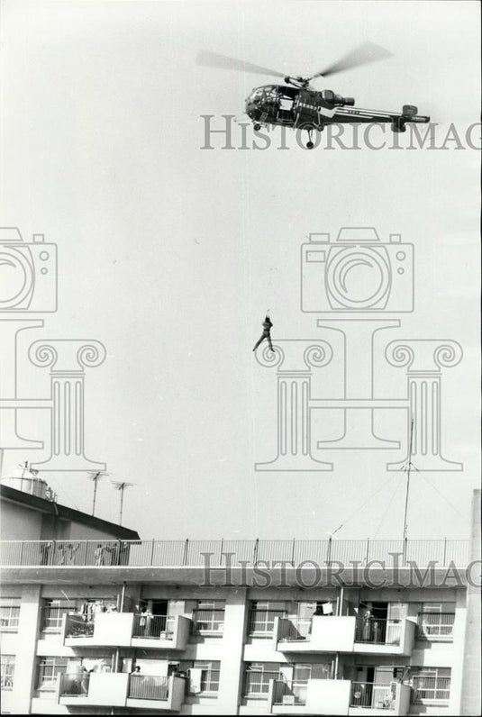 1975 Press Photo Tokyo Fire Department helicopter rescue demo - Historic Images