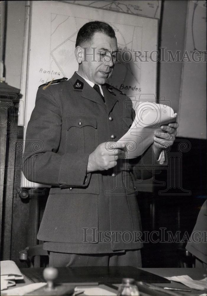 1953 Press Photo Petty Officer Camins Reads Indictment Against Bordeaux - Historic Images