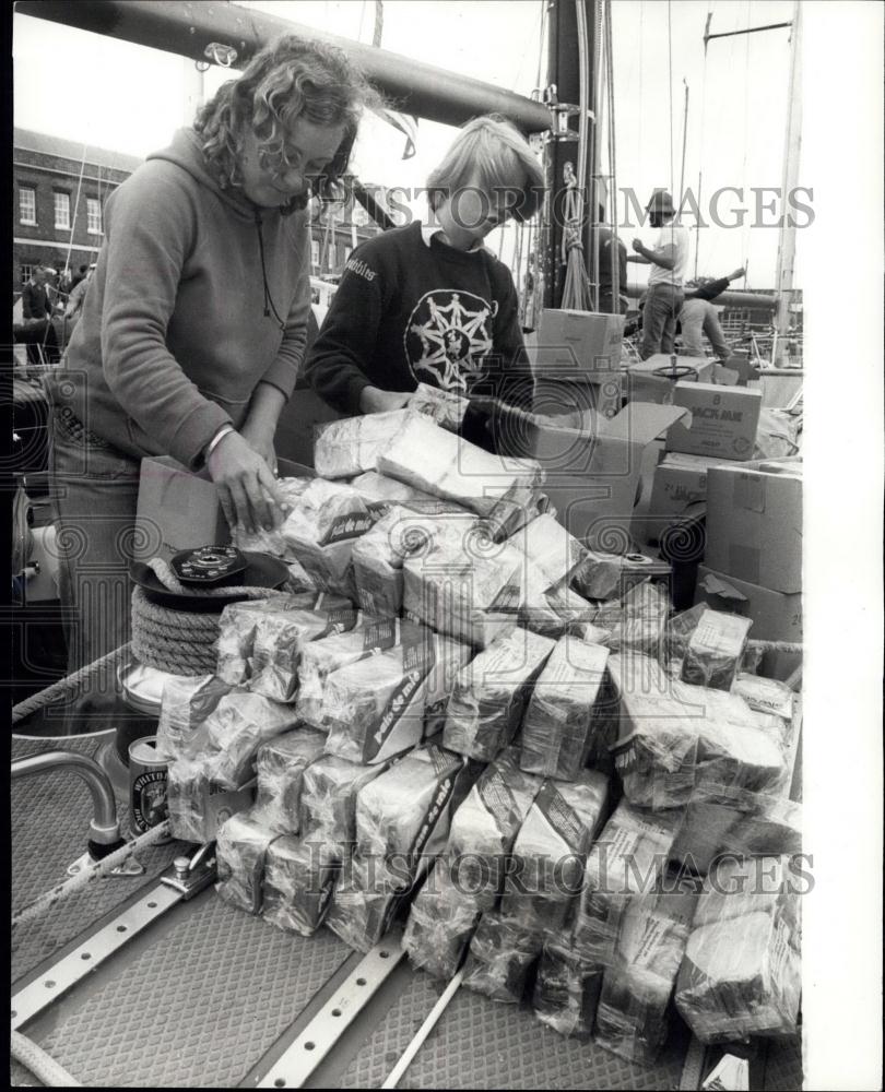 Press Photo Pat Colmaut &amp; Judith Herbert with bread supplies for ship - Historic Images