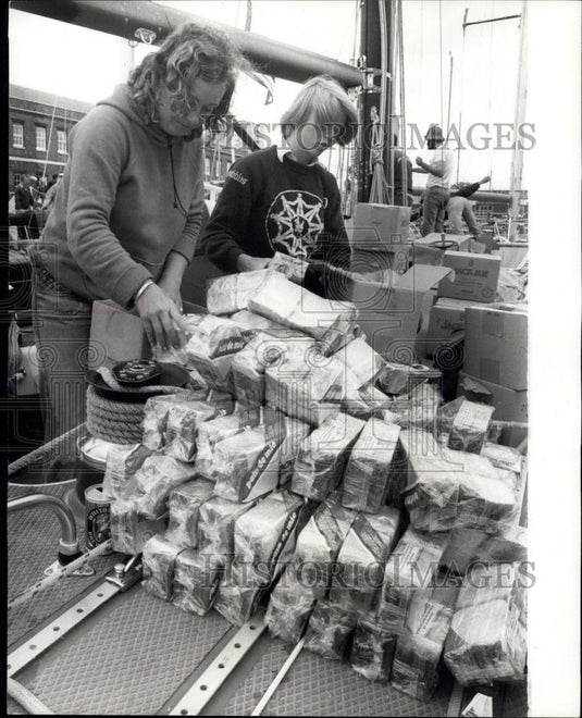 Press Photo Pat Colmaut & Judith Herbert with bread supplies for ship - Historic Images