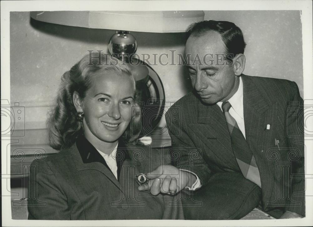 1956 Press Photo World Champion Jockey Johnny Longden Arrives In Britain - Historic Images