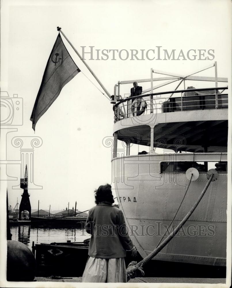 1957 Press Photo Wife Stands on London Quay Waiting For Husband - Historic Images