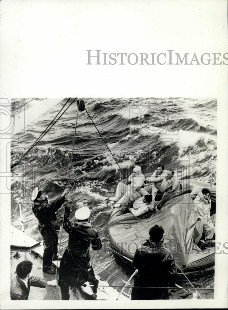 Press Photo Naval Volunteers had rough Seas Foil Atlantic Survival Tests - Historic Images