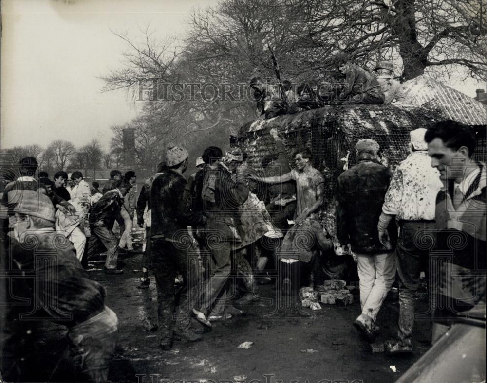 1966 Press Photo the pitched mock battle&#39; between studentsprior to rugby match - Historic Images