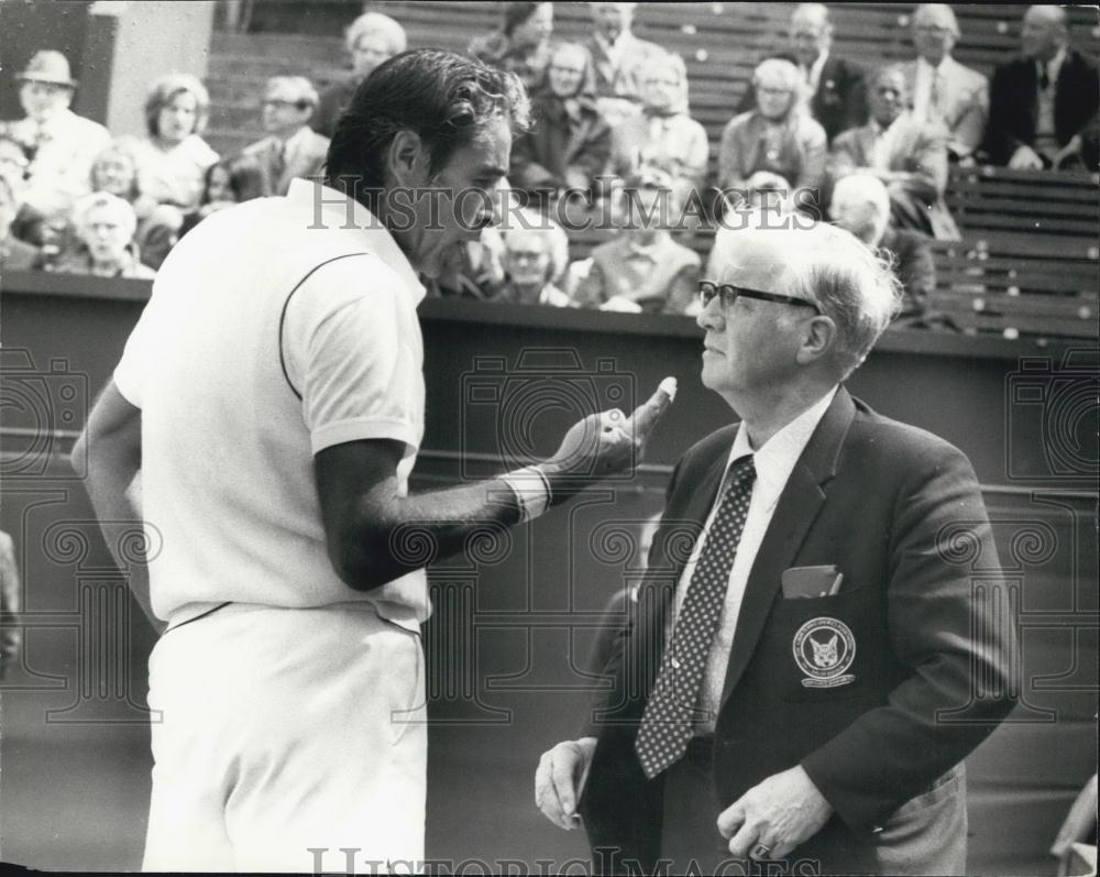 1972 Press Photo Gonzales walks off the court during his match with Paish - Historic Images