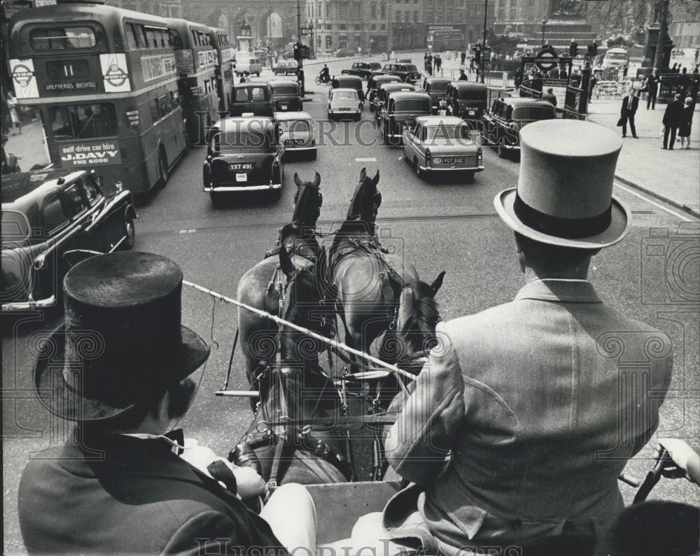 1967 Press Photo Illustrated London, Coach, Strand Traffic - Historic Images