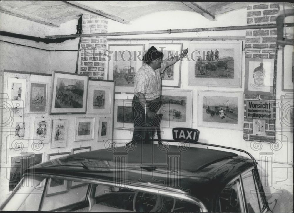 1963 Press Photo Willi Balendats Taxi Driver Berlin Garage Painter - Historic Images