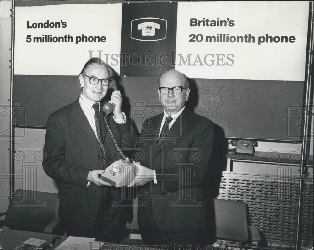 1975 Press Photo Sir Edward Fennessy with London&#39;s five millionth telephone - Historic Images