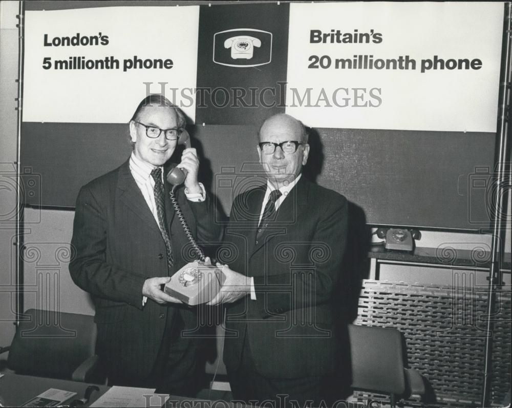 1975 Press Photo Sir Edward Fennessy with London's five millionth telephone - Historic Images