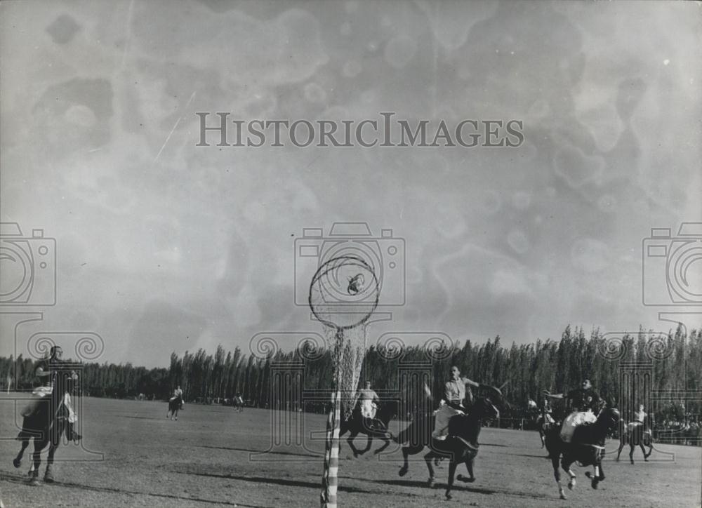 Press Photo Argentine &quot;Duck&quot; Game on horseback - Historic Images