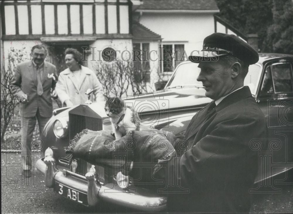 1965 Press Photo Chauffeur Bert Weller Carries Holly The Kitten Reginald Kilby - Historic Images