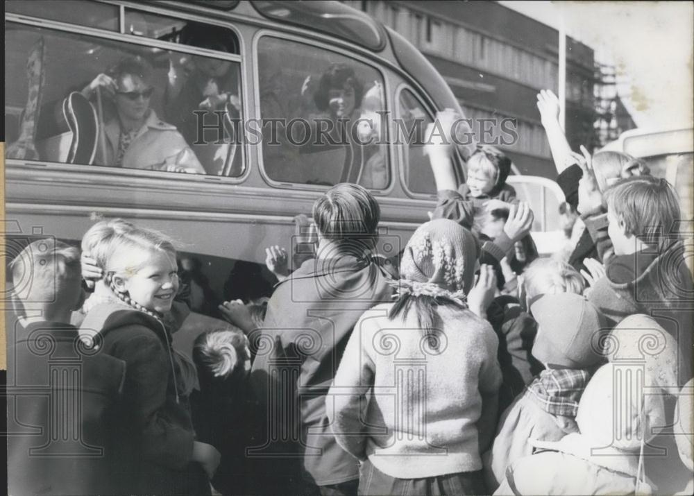 1959 Press Photo Children Wave Goodbye To Nurse Anke Schraermeyer Germany - Historic Images