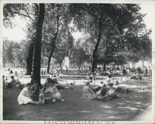1961 Press Photo Londoners Take Advantage of Warmer Weather - Historic Images