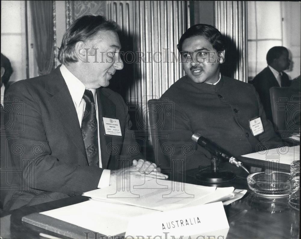 1973 Press Photo Senator Murphy Australian Attorney General Doctor Kamal Hossain - Historic Images