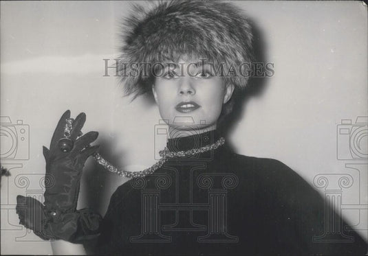 1956 Press Photo Silver Fox Hat Necklace Designed Roger & Gallet Paris Perfumer - Historic Images