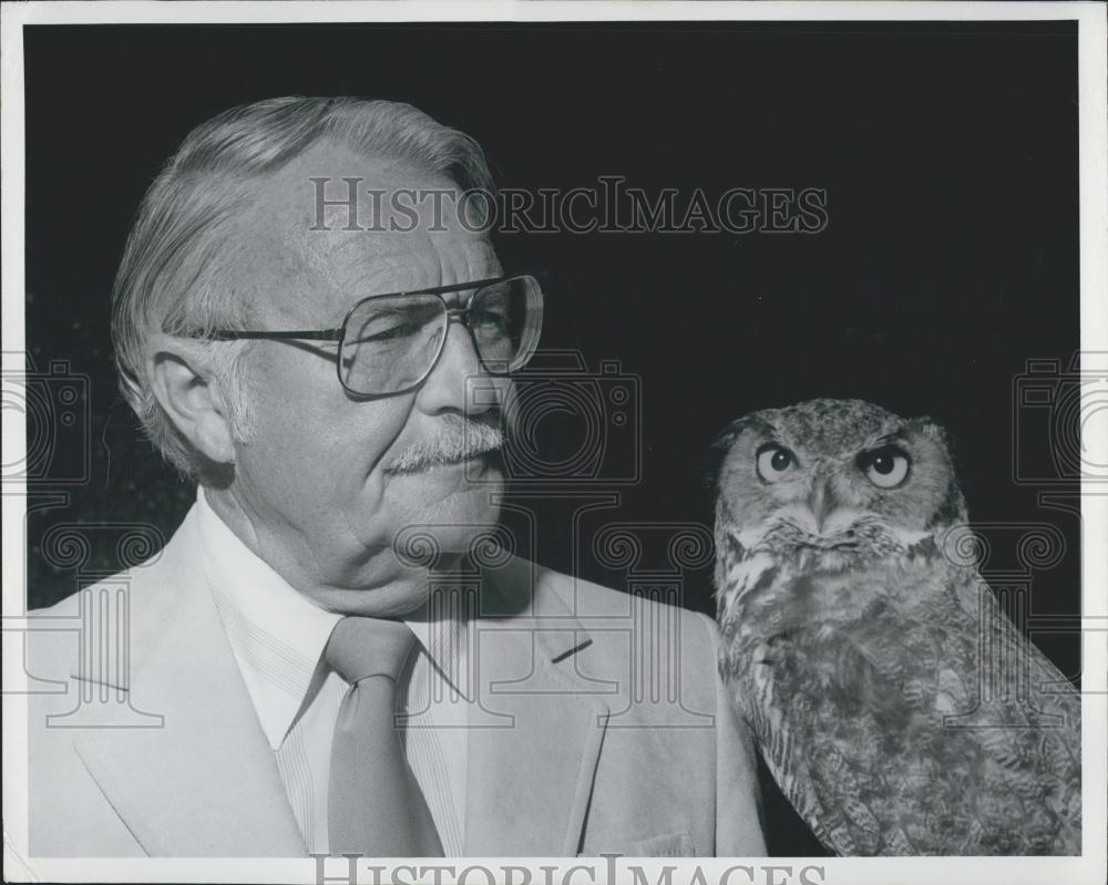 Press Photo Doctor Albert L. Anderson Dentist San Diego Zoologocial Society Owl - Historic Images