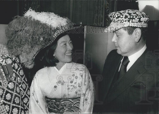 1977 Press Photo Japanese Ambassador Tadao Kato & Wife Wearing Pearly Hats - Historic Images