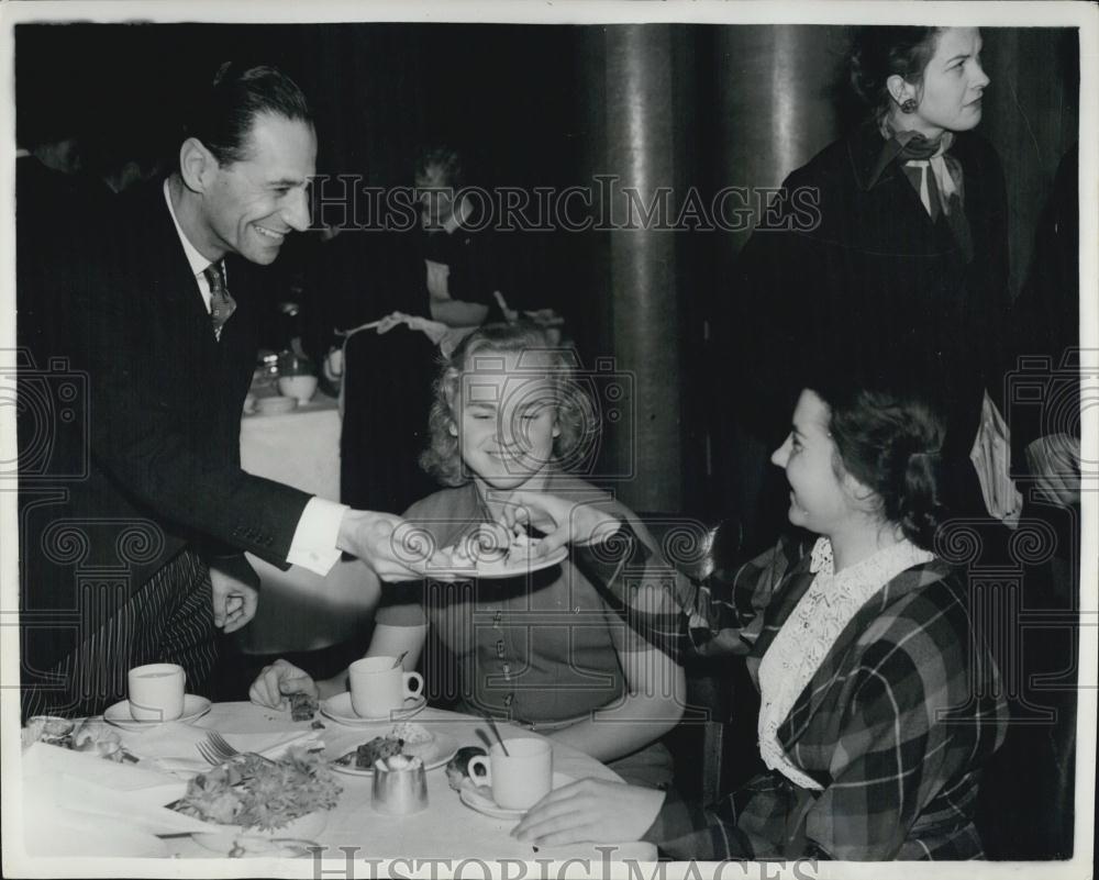 1954 Press Photo L.C.C. Chairman Acts As "Waiter" to Soviet Athletes - Historic Images